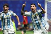 Blijdschap bij Lionel Messi en Julián Alvarez bij Argentinië-Egypte. ©Getty Images.