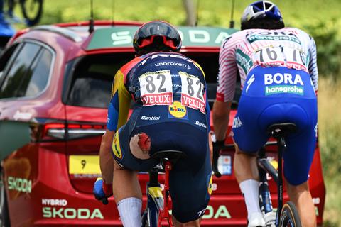 Levensgevaarlijke situatie in Tour de France zorgt voor verbazing: 'Ze leren het ook nooit'