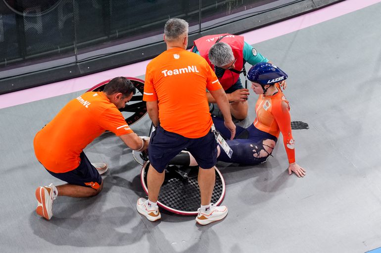 Baanwielrenster Steffie van der Peet hard onderuit op Olympische Spelen