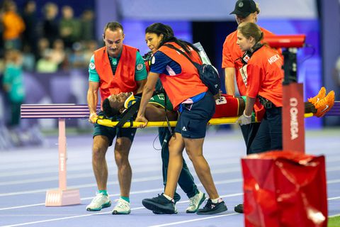 Paniek na horrorval op Spelen: wereldrecordhouder Lamecha Girma gaat met de streep in zicht keihard onderuit