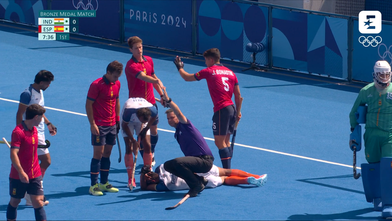 Opnieuw grote schrik tijdens hockeyduel: speler slaat bal vol tegen hoofd van teamgenoot op Olympische Spelen