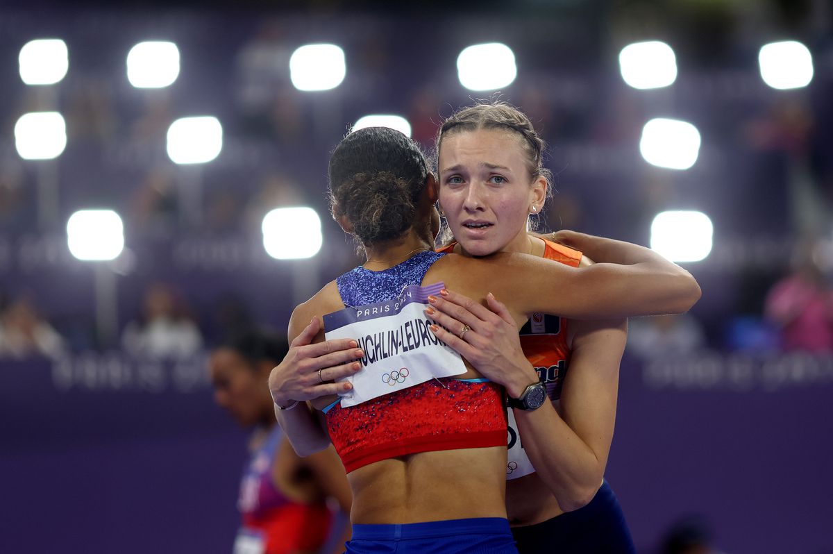 Bekijk hier hoe Femke Bol naar een bronzen medaille loopt en haar grote rivale het wereldrecord verbreekt