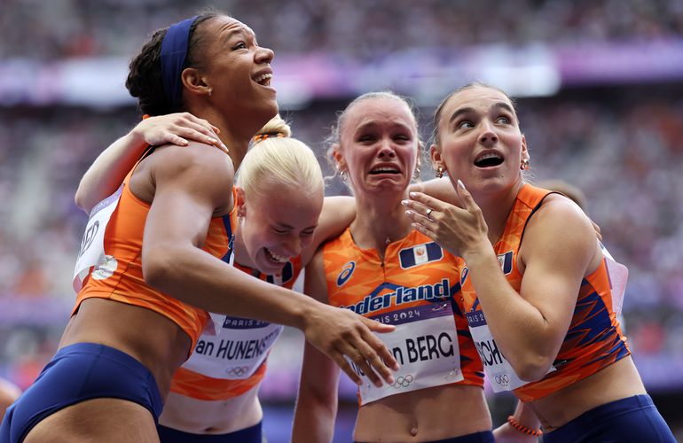 Bizar: Nederlandse sprintsters dankzij snelle tijd én diskwalificatie naar finale op 4x100 meter in Parijs