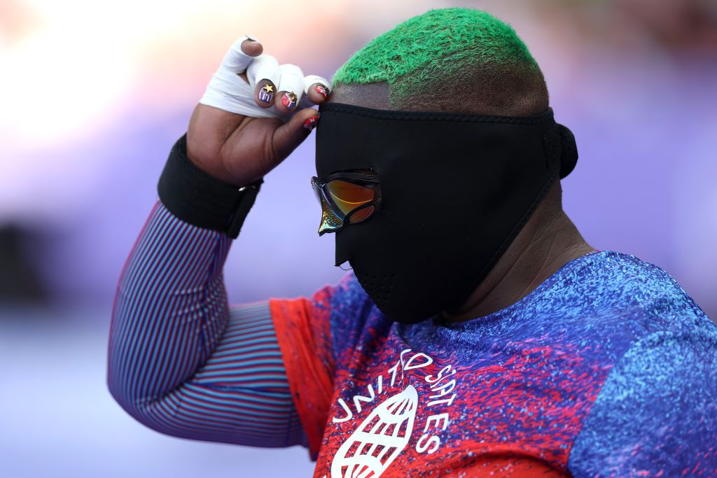 Dit is de Amerikaanse kogelstoter met het opvallende masker op de Olympische Spelen: Raven Saunders