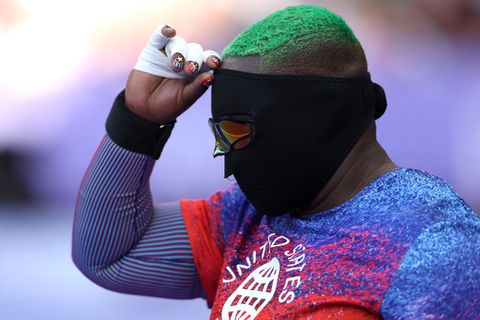Dit is de Amerikaanse kogelstoter met het opvallende masker op de Olympische Spelen: Raven Saunders