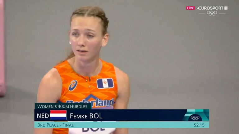 Huilende Femke Bol wordt getroost door ouders en slaat zichzelf voor het hoofd na deceptie op Olympische Spelen