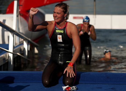 Goud! Sharon van Rouwendaal knalt na thriller in smerige Seine naar olympische titel