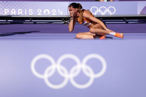 Enorm drama voor olympische atlete op zevenkamp: Duitse (26) in rolstoel van de baan gereden
