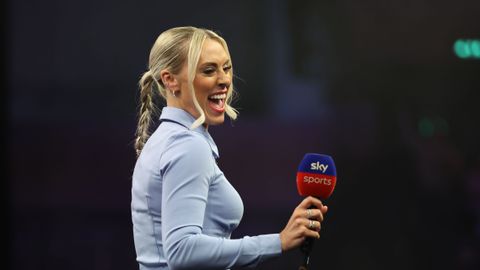Beeldschone darts-presentatrice van Sky Sports promoveert naar voetbalprogramma