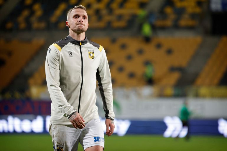 Vitesse-routinier Alexander Büttner diep aangeslagen: 'Het is een schandalige beslissing'