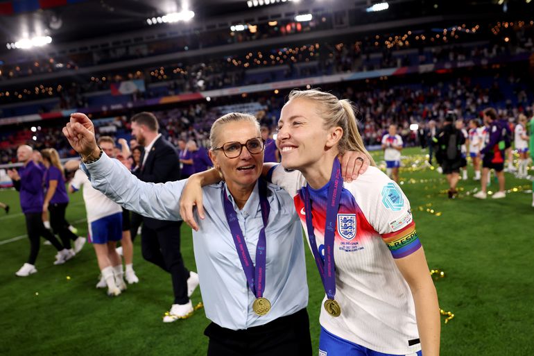 EK-ster van Sarina Wiegmans Engeland geniet met voormalig topmodel van verdiende vakantie