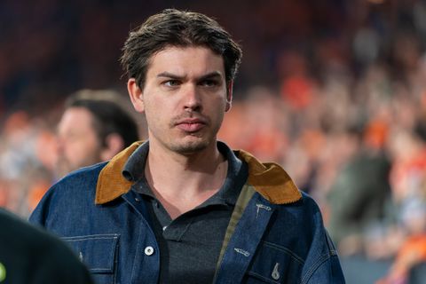 Sportjournalist Sam van Royen krijgt 'rare foto's' van zijn beroemde moeder: 'Dat hoef ik niet te zien'