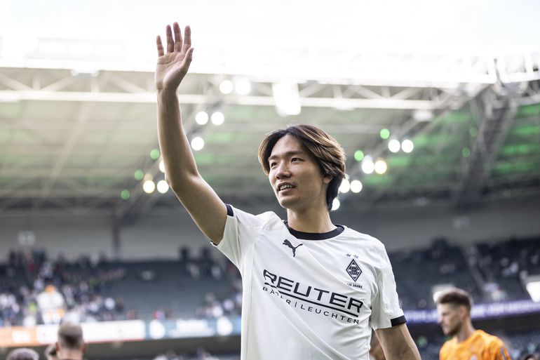 Ajax heeft Ko Itakura binnen en de verdediger zorgt meteen voor deze primeur