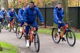 Denzel Dumfries en Cody Gakpo gedurende een trainingssessie bij Oranje op de fiets © GettyImages.