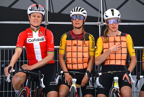 Ex-renster ergert zich aan 'borstenbedrog' bij Tour de France Femmes: 'Vrouwensport staat er lekker op'