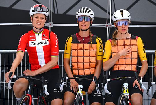 Ex-renster ergert zich aan 'borstenbedrog' bij Tour de France Femmes: 'Vrouwensport staat er lekker op'
