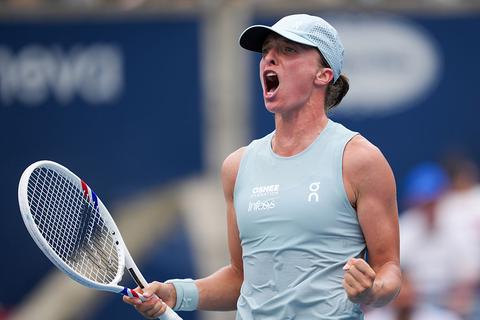 Toptennisster Iga Swiatek neemt na zinderende comeback wraak voor domper op Roland Garros