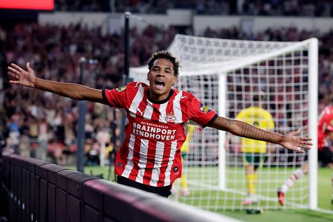 Live Eredivisie | Noah Fernandez draait achterstand PSV om tegen Fortuna, doelpunt AZ afgekeurd