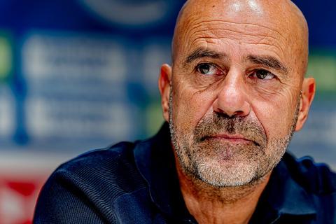 Opvallend moment bij Peter Bosz op persconferentie na nieuwe dreun voor PSV: 'Help eens?'