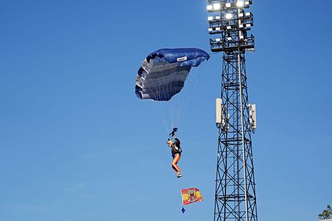 Bizarre beelden bij openingsduel Go Ahead Eagles in Eredivisie: parachutestunt gaat volledig mis