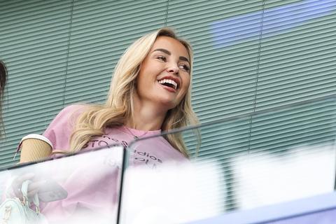 Vriendin van Premier League-ster trekt de aandacht met opvallende outfit: familie van topvoetballer reageert