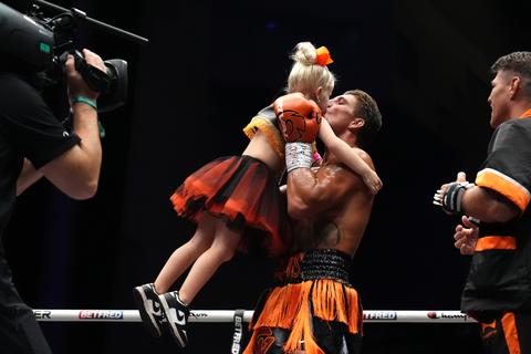 Nederlandse bokssensatie Gradus Kraus slaat hulpeloze tegenstander snel knock-out