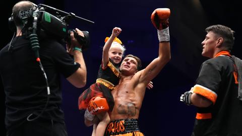 Dochter (4) van topbokser Gradus Kraus (25) steelt de show met schattig optreden