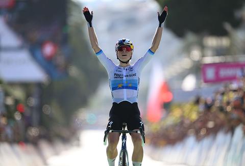 Sensationele Demi Vollering pakt geel in Tour de France Femmes na fraaie ritzege
