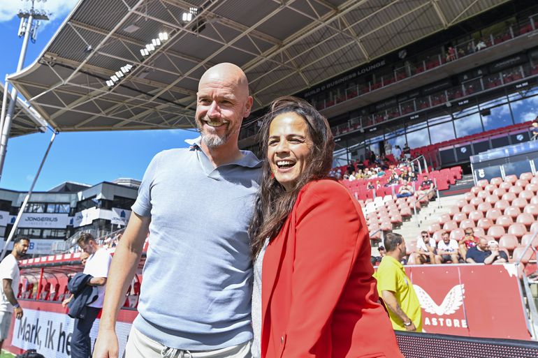 Erik ten Hag steelt met grappige speech de show bij afscheidswedstrijd