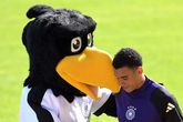 Jamal Musiala met een mascotte tijdens de training van Duitsland in aanloop naar het duel met Nederland © Getty Images