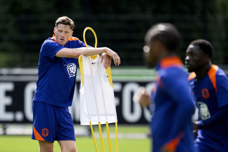 Geïrriteerde Wout Weghorst gooit shirt weg en verlaat boos training van Nederlands elftal