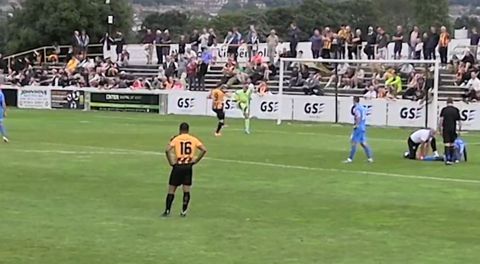 Engels non league-voetbal op z'n best: speler schopt keeper neer na pesterijtjes van de tegenstanders