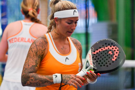 Nederlandse padeltopper trekt stoute schoenen aan richting pikante sponsor: 'Ik wilde deze deal al heel lang'