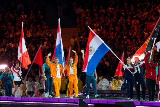 Prachtige beelden: Diede de Groot en Tristan Bangma dragen vlag tijdens paralympische sluitingsceremonie