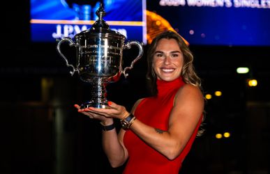 'Prachtige' Aryna Sabalenka viert winst US Open uitbundig en steelt ook naast de baan show met elegante outfit