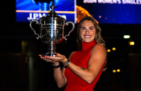 'Prachtige' Aryna Sabalenka viert winst US Open uitbundig en steelt ook naast de baan show met elegante outfit