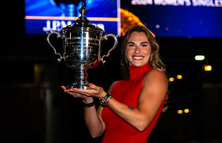 'Prachtige' Aryna Sabalenka viert winst US Open uitbundig en steelt ook naast de baan show met elegante outfit