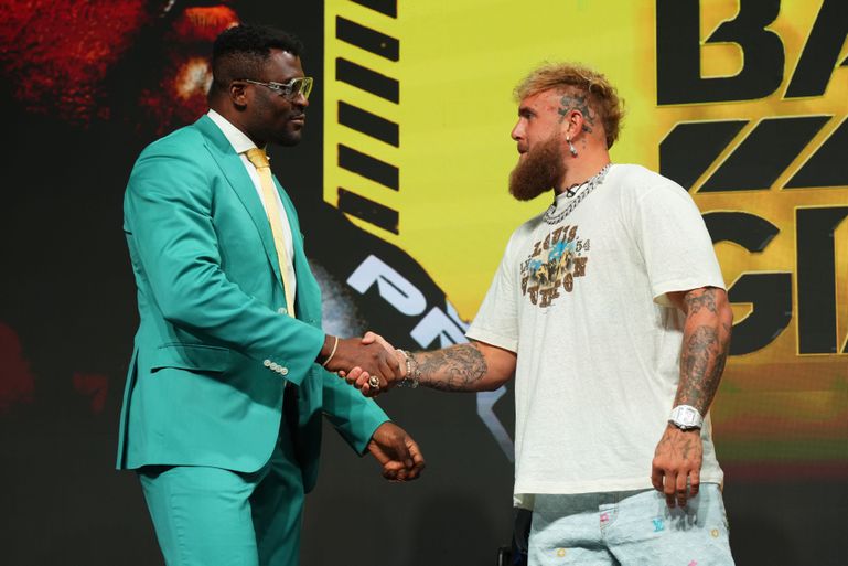 Topvechter Francis Ngannou gaat vol tegen Jake Paul (vriend Jutta Leerdam) in: 'We praten over Mike Tyson, bro'