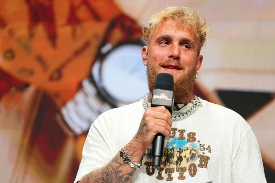 Met deze bizarre oefening maakt Jake Paul zijn handen sterker: 'Noem me sojasaus'