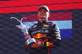 Max Verstappen geniet op het podium na zijn zege op Monza. © Getty Images
