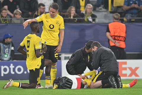 Grote schrik bij Joey Veerman en Borussia Dortmund: ploeggenoot tijdens Champions League-duel afgevoerd naar ziekenhuis