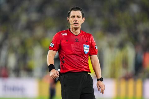 Scheidsrechter bij PSV - Shakhtar Donetsk was ooit wereldnieuws nadat hij het ziekenhuis in werd geslagen