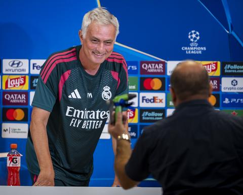 Toptrainer José Mourinho krijgt wel erg opvallend cadeau tijdens persconferentie: 'Ik wilde het uitleggen'