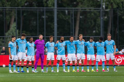 Dit is waarom er een minuut stilte is voorafgaand aan het Champions League-duel tussen Feyenoord en FC Barcelona