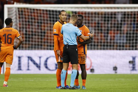 Hoe Brian Brobbey naast Virgil van Dijk in de sauna belandde: 'Ik dacht: ik ga er gewoon eens naast zitten'