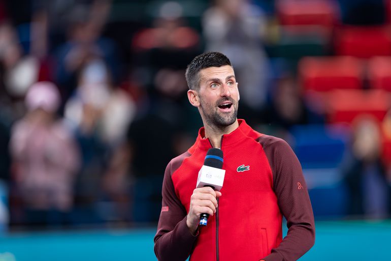 Toptennisser Novak Djokovic schrikt zich een ongeluk in China: 'Is dat mijn bijnaam?'