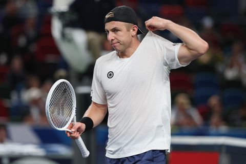 Tallon Griekspoor laat vloekende en tierende Alexander Zverev wéér ontsnappen na slopend gevecht in Shanghai