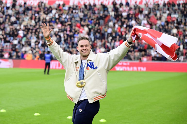 Lavreysen kwam kilo's aan door 'gekkigheid' na Olympische Spelen: 'Hier ben ik gewoon een normale Harrie'