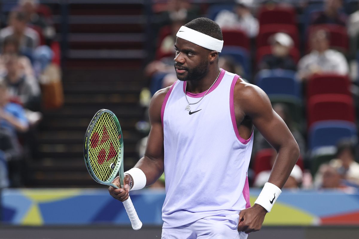 Woeste Frances Tiafoe schiet volledig uit zijn slof na beslissing umpire: 'F*ck you'