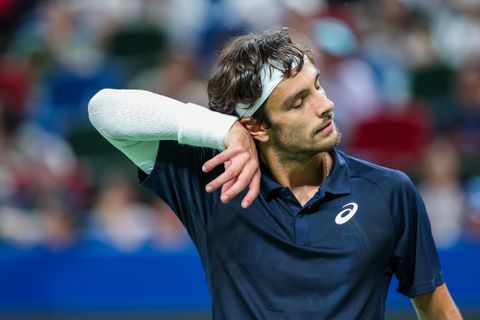 Veelbesproken toptennisser smeekt in vijandig gebied bij umpire: 'Ik weet dat ik een fout heb gemaakt'